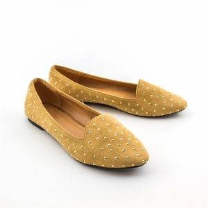 Mocasines amarillos con tachuelas fabricados en Elche.