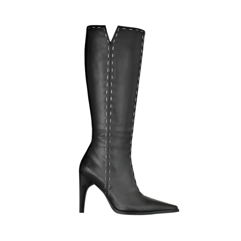 Botas altas negras con detalles de costuras, fabricadas en Elche.
